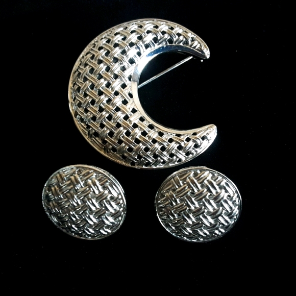 Trifari Jewelry - Vtg.Trifari Jewelry Brooch & earrings Basket Weave